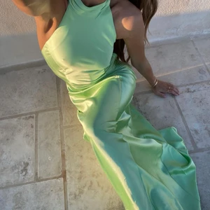 Hanna Schönberg x NAKD klänning - Hej! Beställde tre storlekar av denna så kommer sälja två! Lägger ut annonsen för att se om det finns intresse att någon vill köpa då de är slutsålda på hemsidan! Nypris 599kr och finns i storlekarna 32 och 36. Skriv vid intresse! ❗️STORLEK 32 SÅLD!!