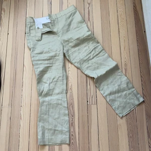 Linnebyxor  - Byxor i 100% linne från mango, cropped storlek 36, aldrig använda! För kort för mig som är 175