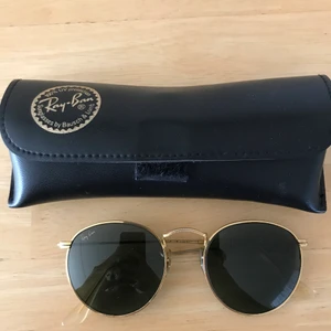 Vintage Ray-Ban Round - Väl använda! Därav priset. Fodral och rengöringsduk medföljdes. Säljs i befintligt skick. Köparen står för frakt (67kr, spårbarfrakt). 