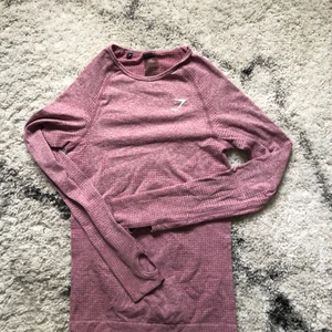 Gymshark - Långärmad träningströja  - Ljusrosa träningströja från Gymshark med långa ärmar. Storlek S. 100kr. Kan mötas i Linköping annars tillkommer frakt 😊
