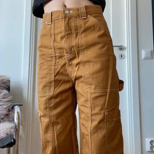 Baggy workwear pants från Weekday, endast använda ett fåtal gånger! Jag är 160 cm och har vikt up byxorna två varv, så skulle även passa dig som är längre.