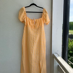 Klänning - Jättefin klänning, hade tänkt ha den på skolavslutningen men blev ändrade planer! Aldrig använd, nyskick. 