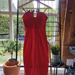 Fodralklänning HM XS - Vänligen läs noga innan du köper. En röd fodralklänning med avtagbara axelband. Inköpt från HM i storlek XS. Aldrig använd. Köparen står för all eventuell fraktkostnad. Betalning sker innan vara skickas eller vid överlämning. Endast swish.