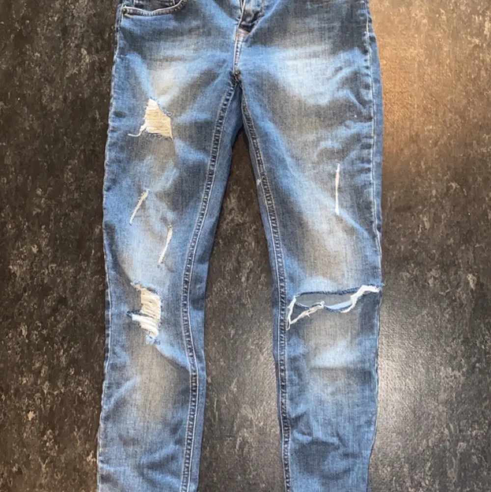 Ett par slitna jeans från Ullared.. Jeans & Byxor.