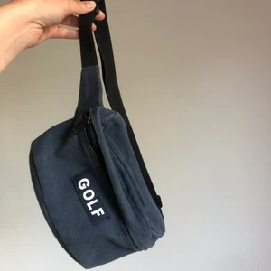 GOLF WANG magväska - Mörkblå magväska från GOLF WANG. Bra skick, lite solblekt i kanterna men inget märkbart! Perfekta sommarväskan som rymmer förvånansvärt mycket, allt man behöver ha med sig :)