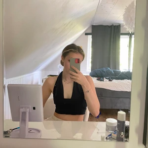 Marin blå halter neck topp - Toppen är knappt använd och är i som nytt skick. Toppen är marinblå och sitter jättefint. Säljer pga att det inte riktigt är min stil.