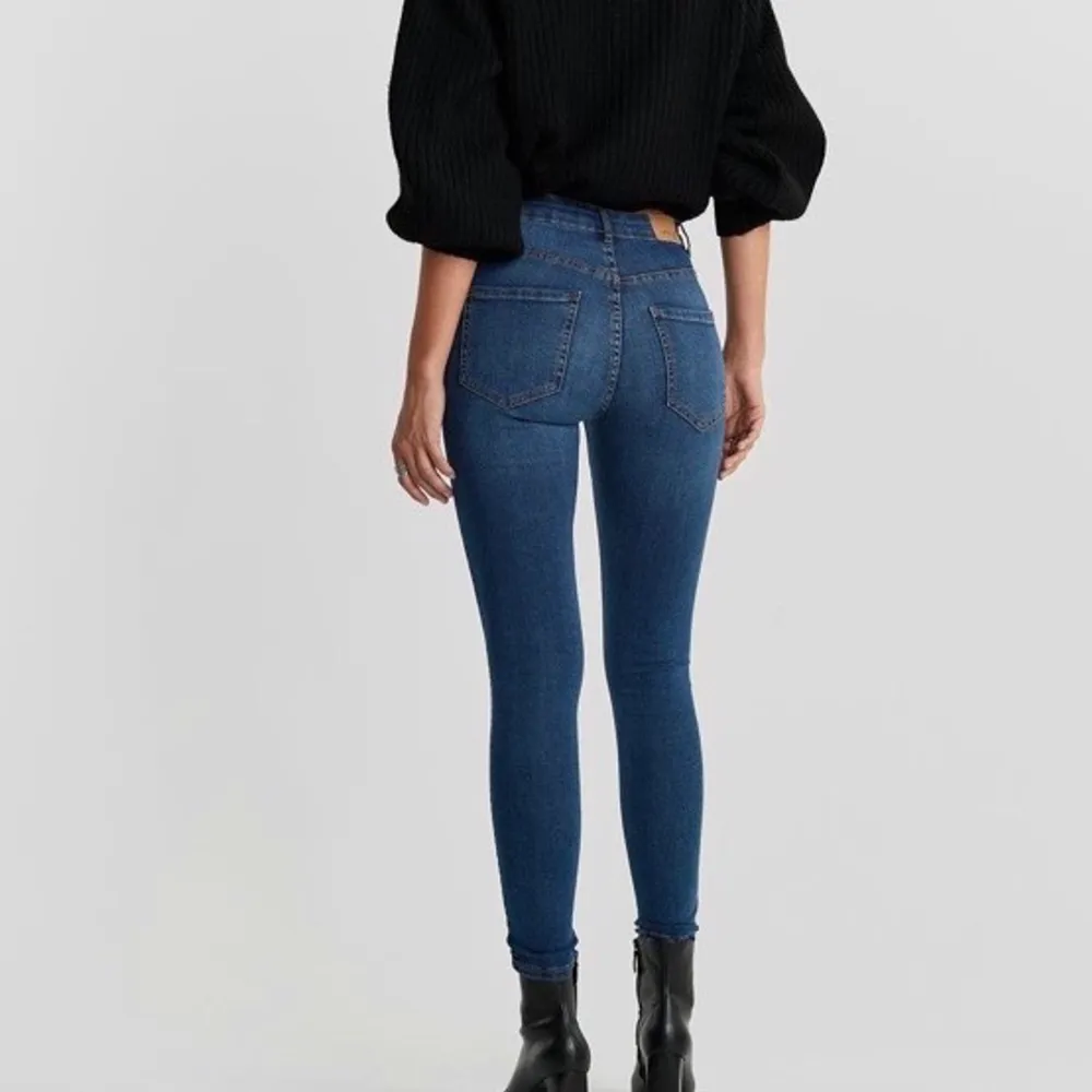 Mörkblå highwaist jeans från Gina Tricot i modellen Molly. Storlek M.. Jeans & Byxor.