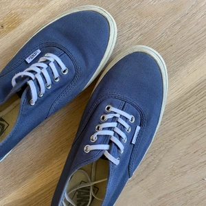 Vans US9 - Snygga blå vans. Lite smutsig sula men annars inga skador! Storlek W US9 eller M US7.5 köpta i New York. 