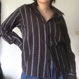 Brun Skjorta med blommönster  - Storlek: XL men passar som en M  Jättefin, skön och somrig brun skjorta. Använd men i fint skick! Ett litet hål vid knappen längst ner men inget som syns vid användning.  Har varit väldigt osäker på om jag ska lägga ut denna eller inte då jag tycker om den så mycket men hoppas att den kommer komma till användning mer i någon annans garderob!