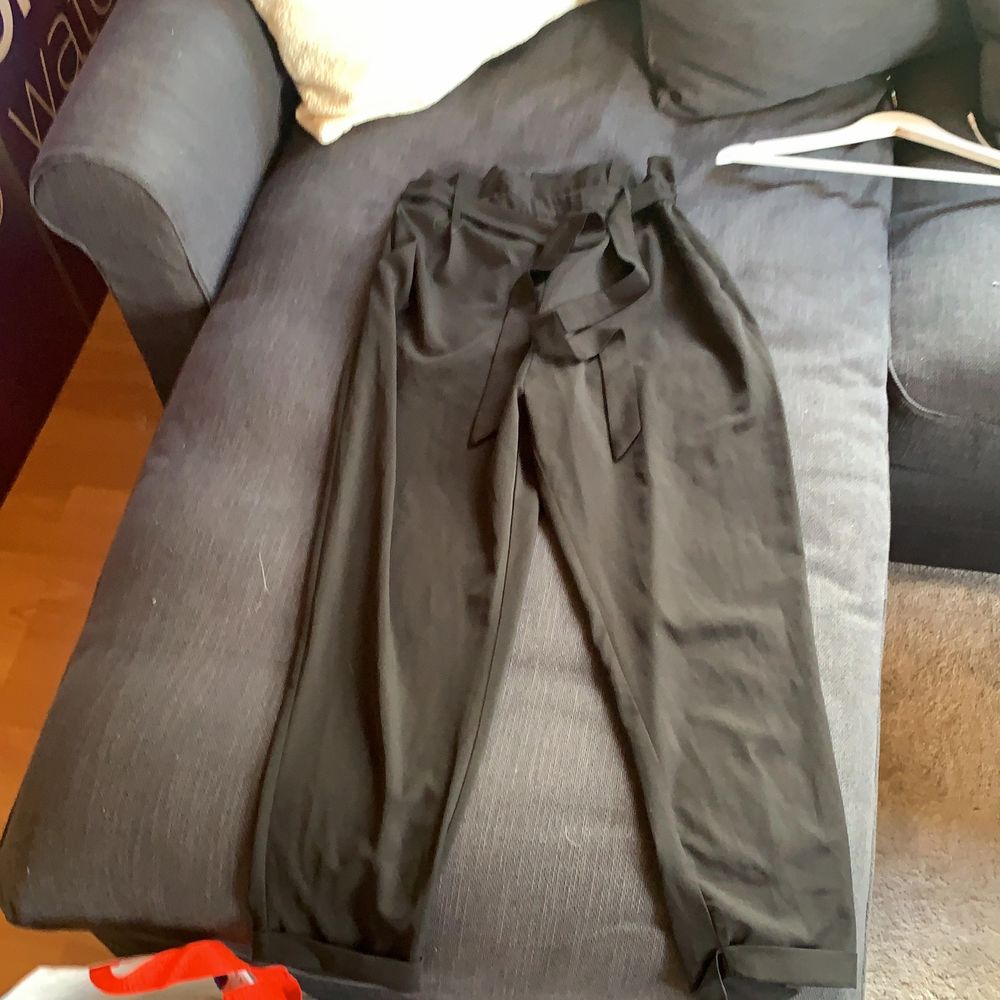 Svarta kostymbyxor med band i midjan från pull&bear, sitter jättefint på med resår i midjan också. Jeans & Byxor.