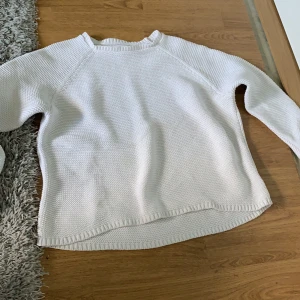 Stickad tröja  - Vit stickad tröja från zara 