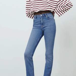 Säljer dessa blåa jeans med slits ifrån Zara, super fina men inte min stil riktigt💙💙                Byxorna är i storlek 38 men passar en 36:a också 