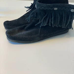 Minnetonka  - Ett par svarta minnetonka skor i använt men helt skick. Fina skor till både jeans och klänning. 