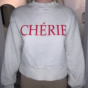 Mysig sweatshirt med tryck ifrån H&M - Vit sweatshirt ifrån H&M trend. Väldigt mysig och snygg. Känns lite lyxigare. Är i storlek XS men passar även S och M. Är lite kortare i modellen. Är i ett bra skick