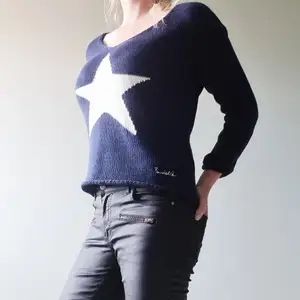 Marinblå Bondelid tröja i storlek S, använd ett fåtal ggr. 