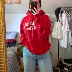 Hoodie - Superbekväm och snygg hoodie köpt på myrorna för ca 2 år sedan🤩 Kommer tyvärr inte längre till användning😫 Sitter jättefint oversized på en S/M🌿 Frakt ingår i priset