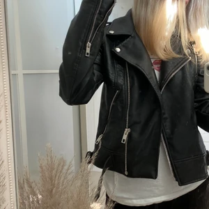 Skinnjacka - Jättefin skinnjacka från Zara, storlek S🖤 köpt för nån månad sen och inte använd mycket! 250+frakt