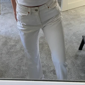 Vita jeans - Säljer nu dessa super fina vita jeans med beiga sömmar (se sista bilden) från Zara, super fint skick! Storlek 36 💕 är ankellånga och raka.
