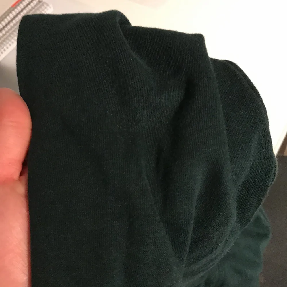 Hej! Jag säljer min mörk gröna hoodie från Cubus. På den andra bilden blev färgen på hoodien bättre. . Hoodies.