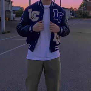 Vintage Varsity Jacka - Säljer min unika Vintage varsity jacka. Ni kommer inte hitta en liknande i Sverige så asnice om man vill vara unik. I superbra skick, säljer då den är lite liten för mig. Passar S/M, Alla bilder är tagna av mig!