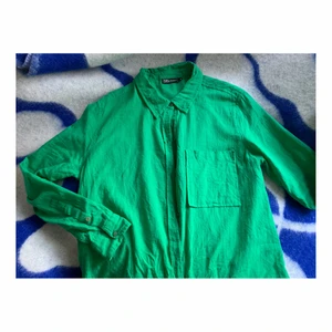 Grön skjorta Second Hand - Grön skjorta köpt second hand, storlek S.