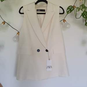 Zara vest, never worn. Fits oversize M or normal L