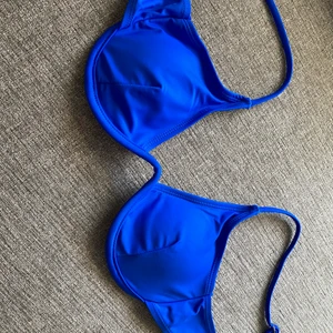 Bikini från Shein - Fick hem denna snygga bikinin idag från shein men tyvärr passar den inte mig. Alla hygien etiketter finns kvar och man får självklart med påsen som bikinin kom i. Bikinin är i storlek M men skulle säga att den passar en S. Endast testade! Vid frågor hör gärna av er 🥰