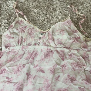 Pyjamasset - Säljer gulligt pyjamasset i rosa med topp och shorts. Banden går att justera. 