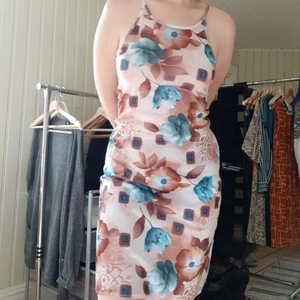 Klänning - En skön klänning i polyester. Som en S i storleken.