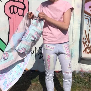 Säljer hel outfit - Har designat sytt allt sj, allt från tryck till ah allt haha! I det här paketet ingår väst, rosa tröja/tshirt slash tights. 