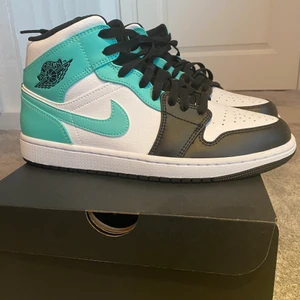 Air Jordan 1 Low Tropical Twist - Helt nya och aldrig använda Air Jordan 1 Tropical Twist till salu. Skicka gärna dm om du är intresserad!                                                                   Kan diskuteras lite! 