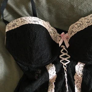 Body  - Hej 🌸 säljer en body med söta små rosetter i storlek L, men mer som en S eller M. 