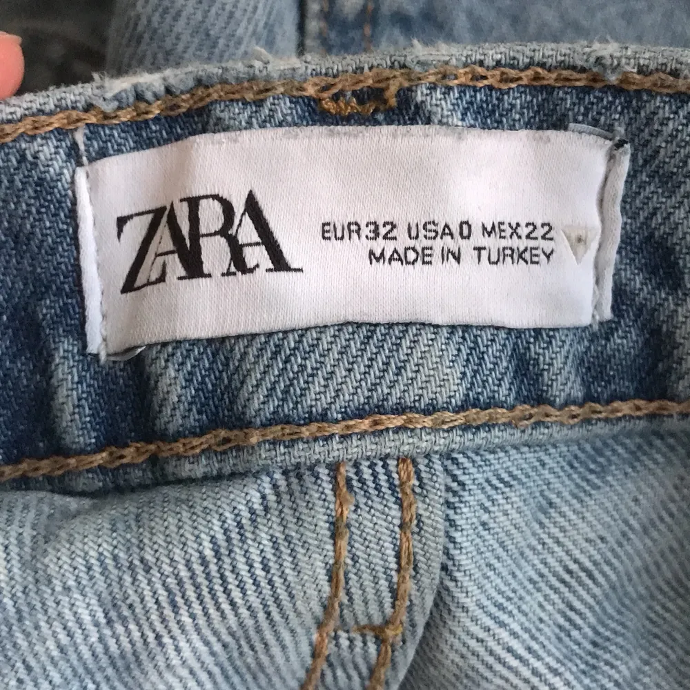 Säljer ett par as najs zara jeans som tyvär inte kommer till användning längre. De är i storlek 32 och passar perfekt på mig som är ca 168cm. Buda i kommentarerna, budgivningen slutar på fredag 10 september om man ibte vill köpa direkt för 350kr. Titta in min profil säljer jeans för 200kr 💕💕. Jeans & Byxor.