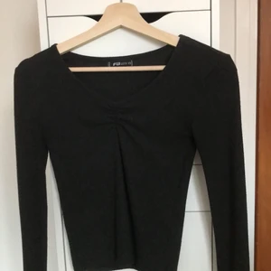 Tröja - Säljer en svart långärmad tröja som är v-ringad!! Väldigt fint nu till hösten med en spetslinne under 🌸🌸