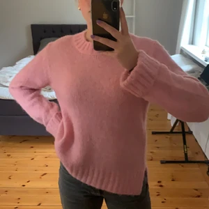 Stickad tröja - Jättefin rosa stickad tröja från Kaffe. Knappt använd sen köp så är i jättebra skick. 