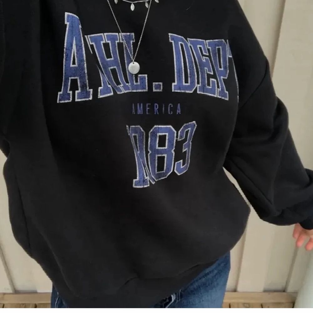 Säljer min snygga och coola sweatshirt med tryck från GinaTricot!💗💗 Den är i väldigt bra skick, supermysig och skön! 🌸 (bilden är lånad) Om du vill ha fler bilder, skriv privat!💞 Köparen står för frakt!!! 💞 Högsta bud: 230kr + frakt (avslutar budgivningen 17/9 23.00) . Tröjor & Koftor.