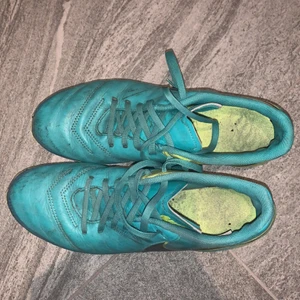 Säljer nu mina turkosa fotbollskor💕 - Är ute fotbollskor☺️