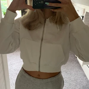 Croppad zip hoodie - Endast testad. Från shein, inte min stil så säljer därför. ❗️FRAKT INGÅR I PRISET❗️