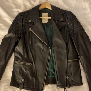 Skinnjacka från Replay storlek M ❤️ - Super bra skick på skinnjackan . Är inte använt mer än 4 gånger ❤️ passar nog storlek XS-M ❤️ nypris runt 5000kr❤️