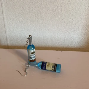 Öronhängen - Super fina öronhängen som jag köpte till en fest men glömde bort att jag köpte dom så dom är aldrig använda!