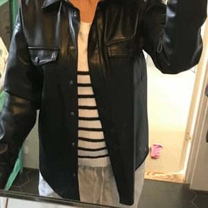 Läderjacka  - Snygg läderjacka! Kan användas mycket nu när hösten kommer🥰 Köptes förra året men inte använd alls så i väldigt bra skick