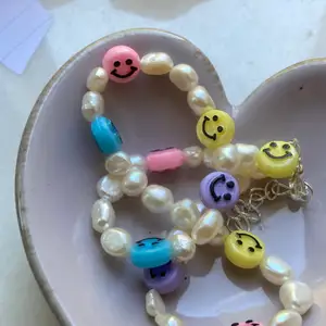 Superfint halsband gjort av sötvattenspärlor och smiletpärlor! Finns också att köpa som armband!            Skriv på instagram: smycken_by_l.0 🤍
