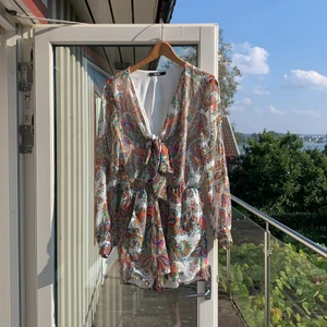 Byxdress - Byxdress med knytning vid bröst. Använd ett fåtal gånger. Relativt liten i storleken.  