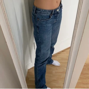 Mid rise jeans  - Populära mid rise jeans från Zara!!endast använda en gång så de är fortfarande i toppskick, jag är 166! STARTAR BUDGIVNING OM FLERA ÄR INTRESSERADE 