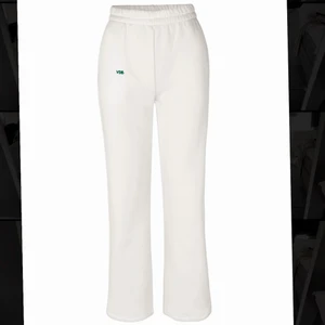 Byxor - Superfina mjukisbyxor från venderbys, helt nya med lapparna kvar och endast testade på bilden. Säljs då de inte satt som jag ville på mig. Nypris 590kr. Skriv privat för fler bilder. Säljs för 250kr eller högst budande.