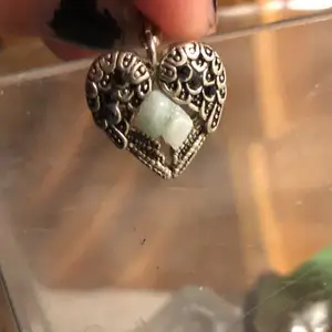 Säljer dessa berlockerna som man kan ha som halsband samt nyckelring med aveturin kristall. Om man köper får man även med en lavendel rökelse och en liten suprise. DM vid intresse❤️ (på dom sista två kan man bestämma själv vilken/vilka kristall man vill ha i) 