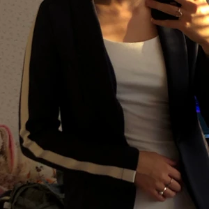 Kavaj med ett par byxor - Kavajen är från New Yorker och byxorna är från Lexington. Båda användes en gång och är i väldigt bra skick.  Kavajen 100 kr och byxor 250 kr Storlekar   (Xs/S) 