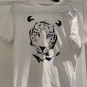 Vit t-shirt med tryck på framsidan av en tiger. Från Skøn i storlek S. Frakt ingår ej i priset🥰
