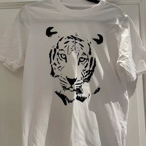 Vit t-shirt - Vit t-shirt med tryck på framsidan av en tiger. Från Skøn i storlek S. Frakt ingår ej i priset🥰
