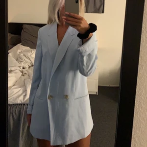 Blå blazer - Super fin ljus blå blazer köpt på hm, andvänd en gång